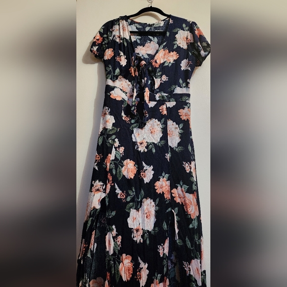 ** DONATED ** Floral Summer Dress w/ 2 side slits & peekaboo tie - Picture 5 of 6